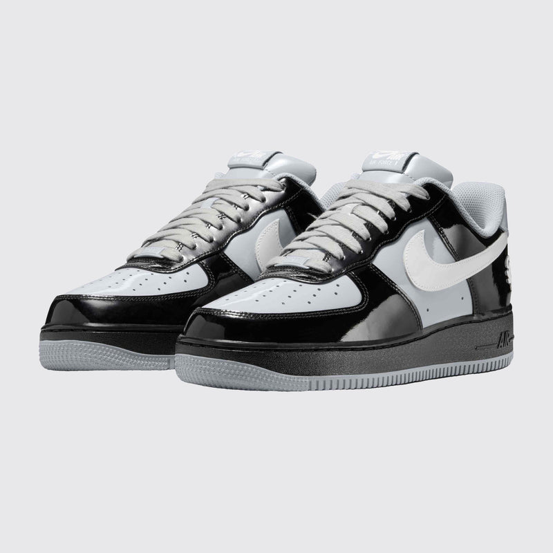 Central Cee x Nike Air Force 1 '07 Black Light Smoke Grey zapatilla – vista tres cuartos del par