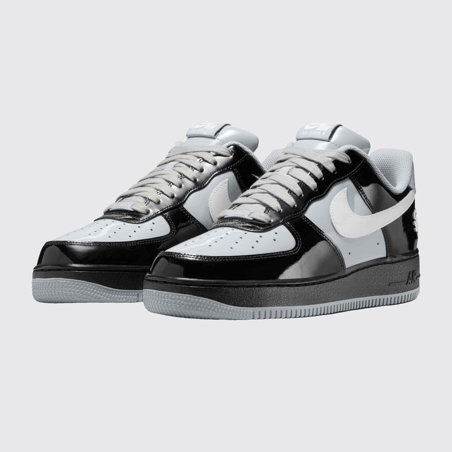 Central Cee x Nike Air Force 1 '07 Black Light Smoke Grey zapatilla – vista tres cuartos del par
