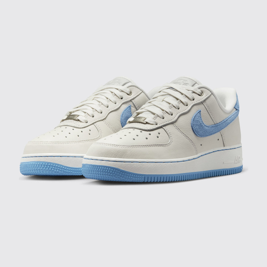 Nike Air Force 1 LXX University Blue Damen Sneaker – Dreiviertelansicht des Paares