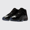 Air Jordan 11 Cap and Gown Sneaker – Dreiviertelansicht des Paares