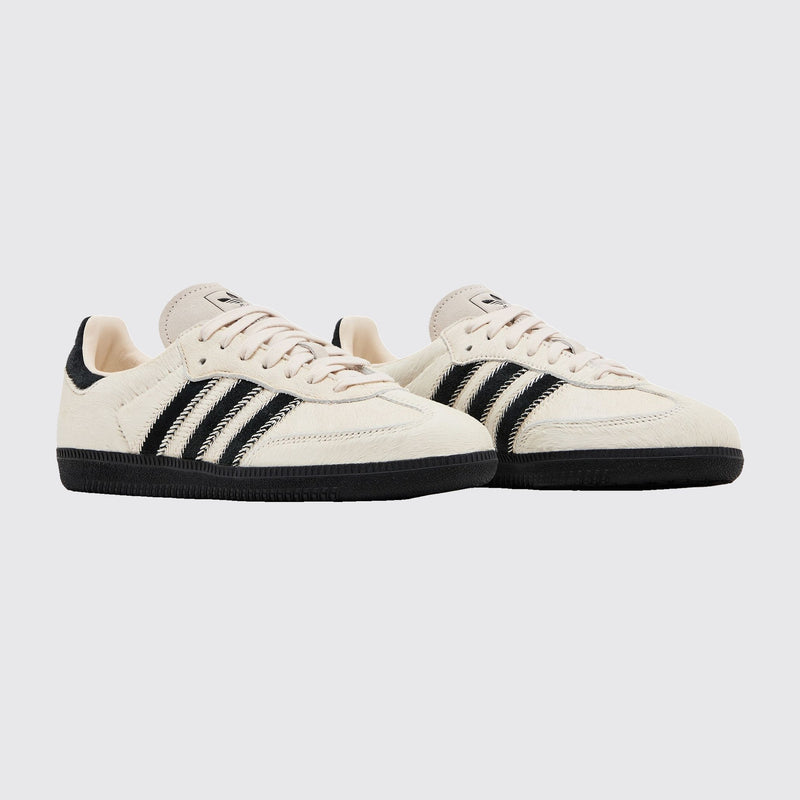 Adidas Samba OG Pony Hair Wonder White de Mujer zapatilla – vista tres cuartos del par