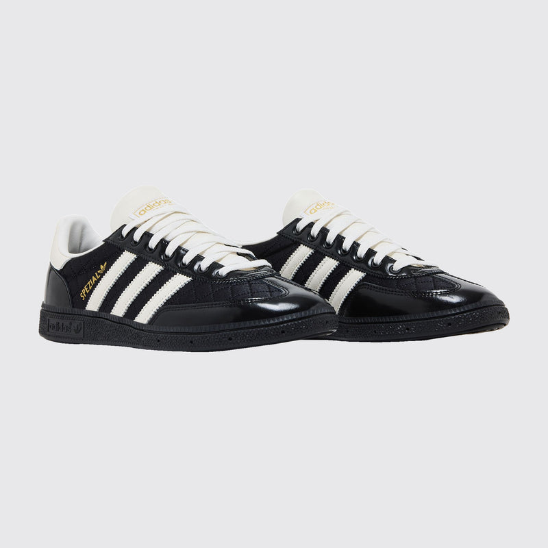 Adidas Handball Spezial Core Black Gold Metallic Sneaker – Dreiviertelansicht des Paares