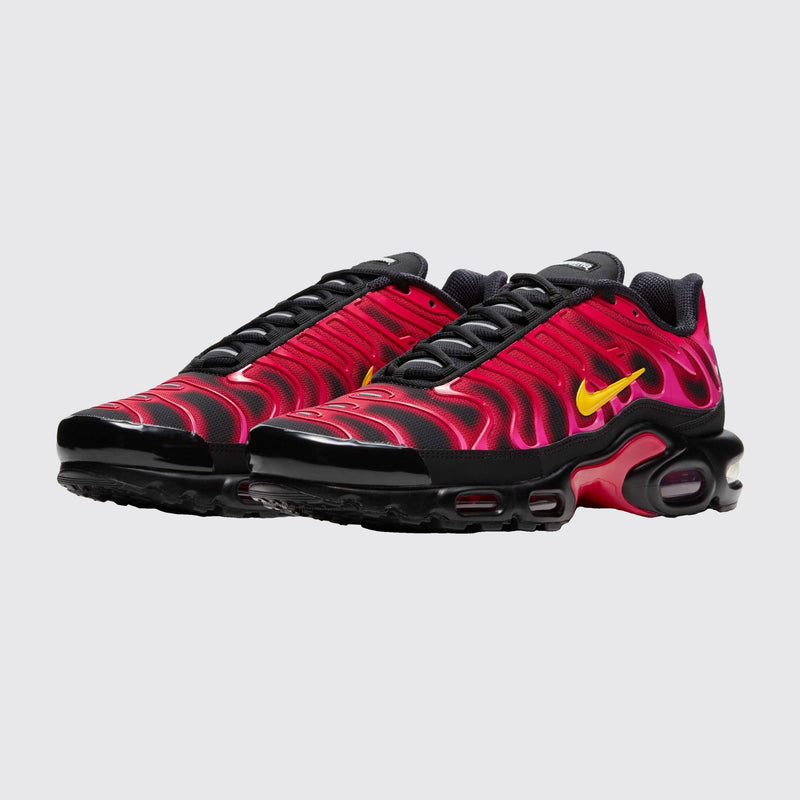 Supreme x Nike Air Max Plus Fire Pink sneaker – three-quarter view of the pair