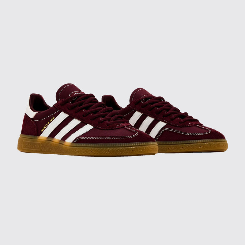 Sporty & Rich x Adidas Handball Spezial Shadow Red Sneaker – Dreiviertelansicht des Paares