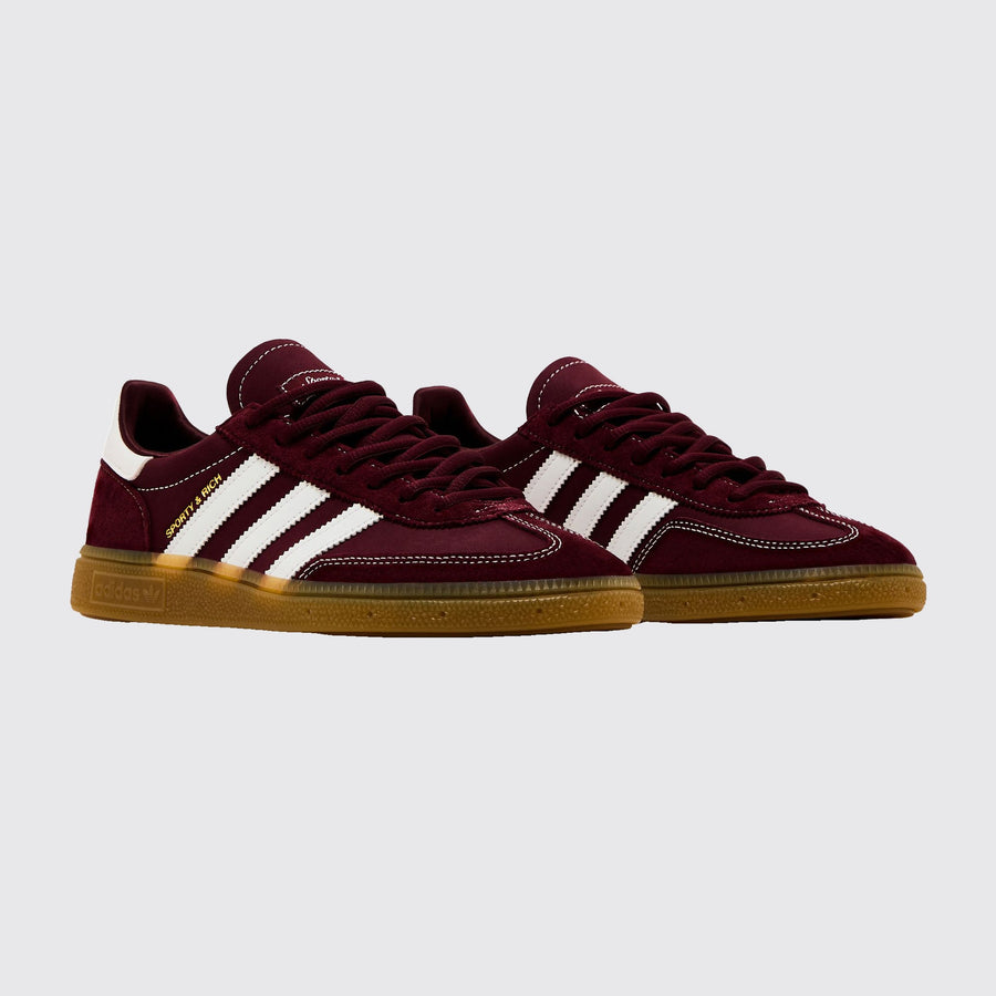 Sporty & Rich x Adidas Handball Spezial Shadow Red Sneaker – Dreiviertelansicht des Paares