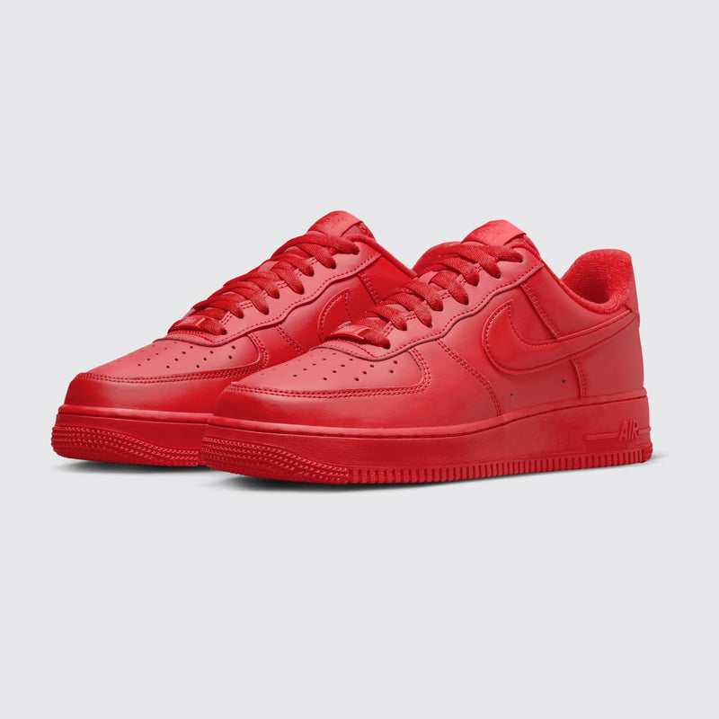 Nike Air Force 1 '07 LV8 Triple Red zapatilla – vista tres cuartos del par