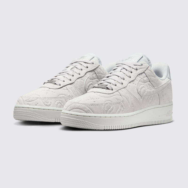 Nike Air Force 1 '07 Premium Grey Fog Femme basket – vue trois-quarts de la paire