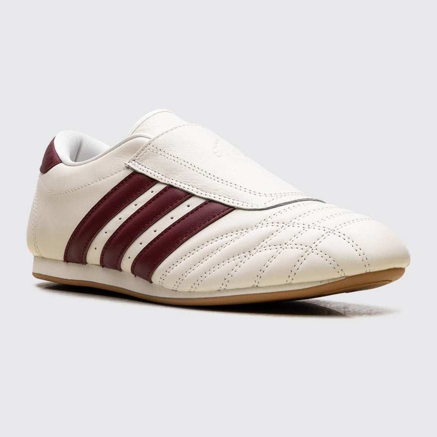 Adidas Taekwondo Off White Noble Maroon Damen Sneaker – Dreiviertel-Vorderansicht