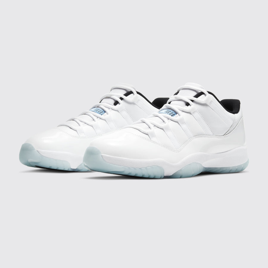 Air Jordan 11 Low Legend Blue basket – vue trois-quarts de la paire