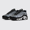 Nike Air Max Plus Black Metallic Silver White Sneaker – Dreiviertelansicht des Paares