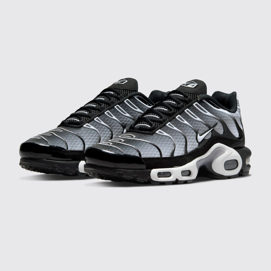 Nike Air Max Plus Black Metallic Silver White Sneaker – Dreiviertelansicht des Paares