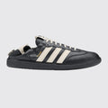 Song for the Mute x Adidas Samba OG Black White sapatilha – vista frontal a três quartos