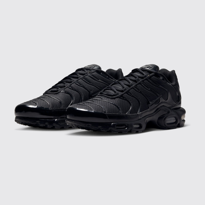 Nike Air Max Plus Triple Black sneaker – three-quarter view of the pair
