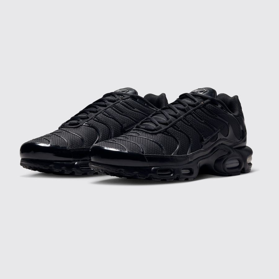 Nike Air Max Plus Triple Black sneaker – three-quarter view of the pair