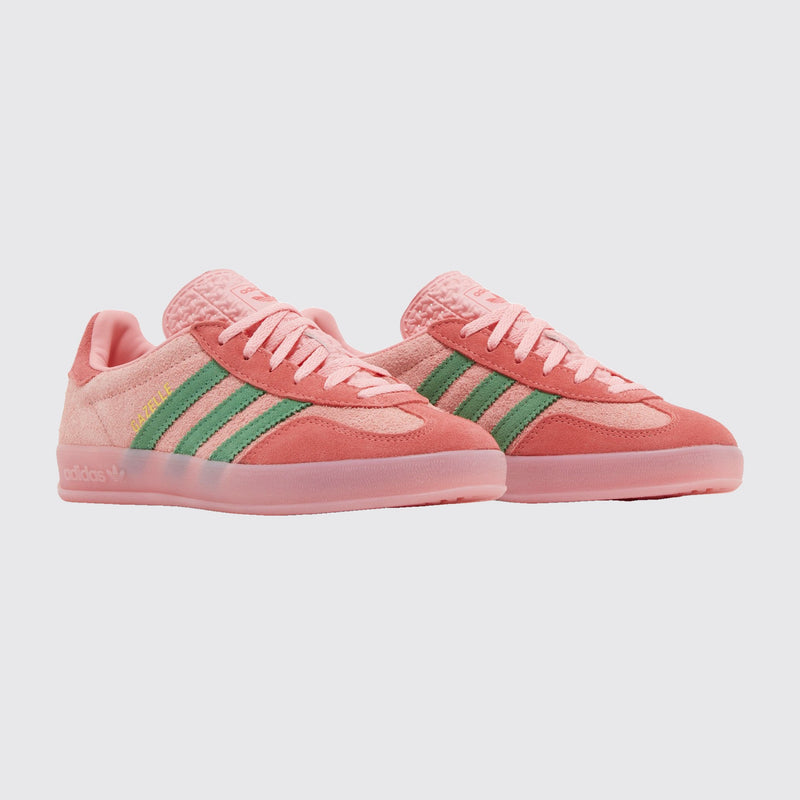 Adidas Gazelle Indoor Pink Spark Preloved Green de Mujer zapatilla – vista tres cuartos del par