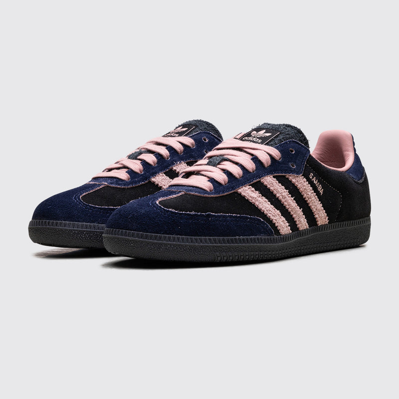 Adidas Samba OG Black Wonder Mauve de Mujer zapatilla – vista tres cuartos del par