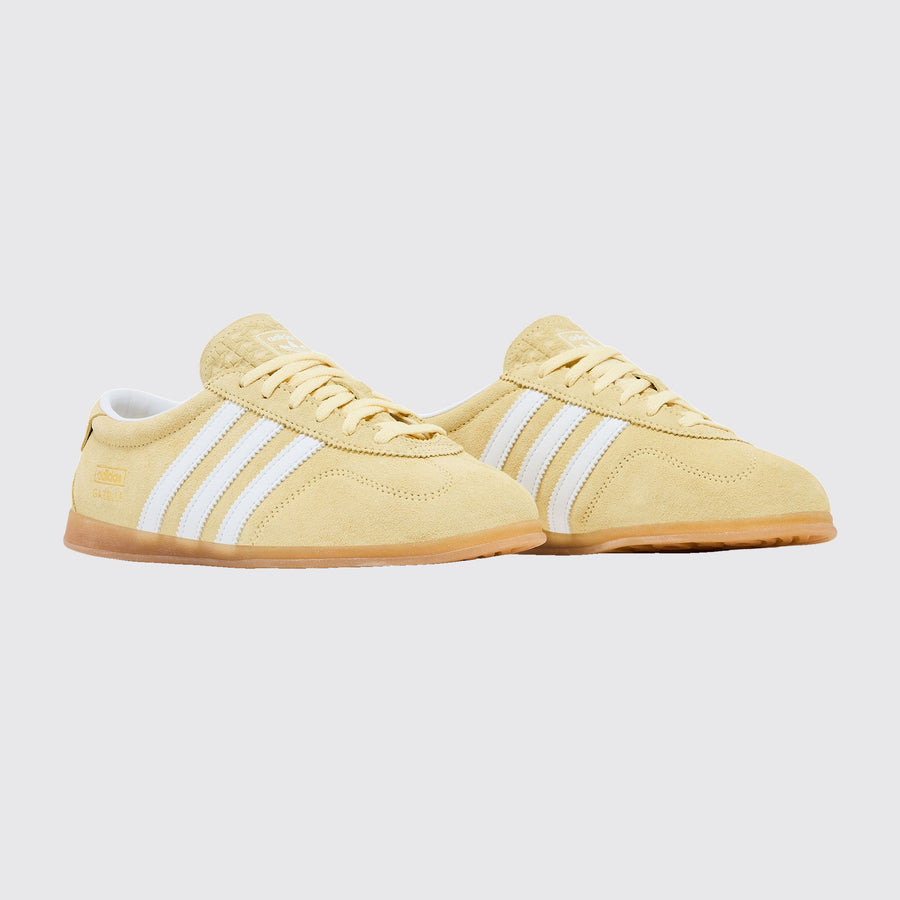 Adidas Gazelle Lo Pro Almost Yellow Femme basket – vue trois-quarts de la paire
