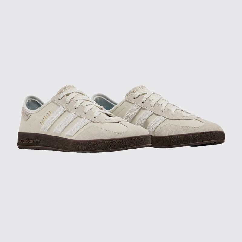 CLOT x Adidas Gazelle Indoor Off White sapatilha – vista a três quartos do par