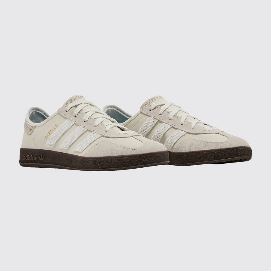 CLOT x Adidas Gazelle Indoor Off White sapatilha – vista a três quartos do par