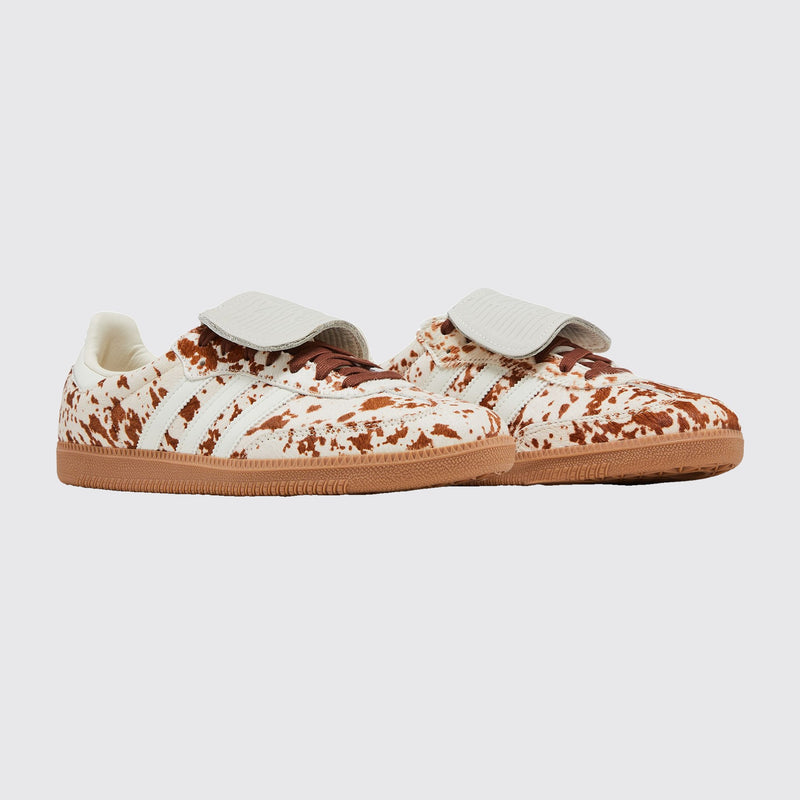 Adidas Samba LT Cow Print Brown de Mujer zapatilla – vista tres cuartos del par