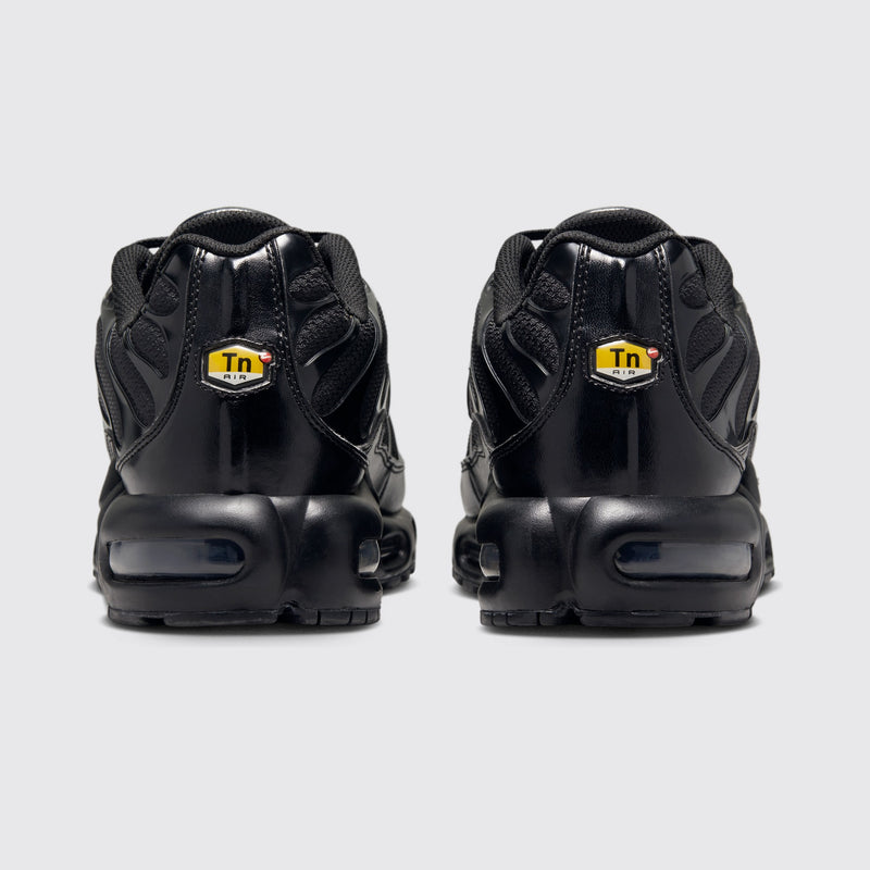 Nike Air Max Plus Triple Black sneaker – back view of the pair