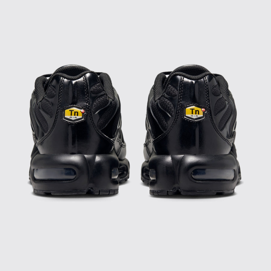 Nike Air Max Plus Triple Black sneaker – back view of the pair