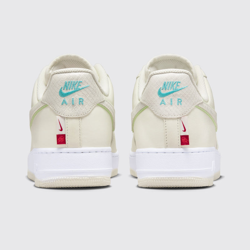 Nike Air Force 1 '07 Year of the Dragon Sneaker – Rückansicht des Paares