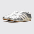 Adidas Taekwondo Silver Metallic Off White Damen Sneaker – Dreiviertelansicht des Paares