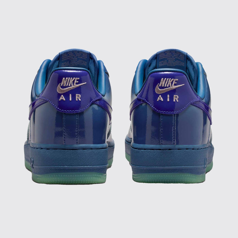 Nike Air Force 1 Low Mystic Navy Grape Ice Sneaker – Rückansicht des Paares
