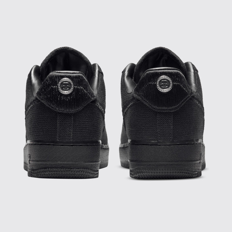 Stüssy x Nike Air Force 1 Low Triple Black Sneaker – Rückansicht des Paares