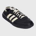 Song for the Mute x Adidas Samba OG Black White sapatilha – vista frontal a três quartos