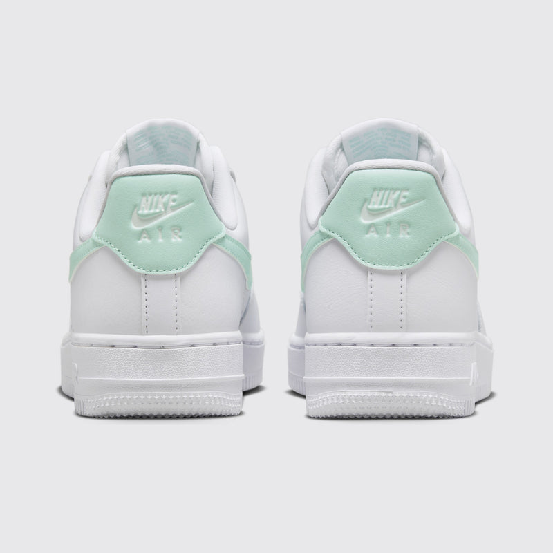 Nike Air Force 1 '07 Jade Ice Femme basket – vue arrière de la paire