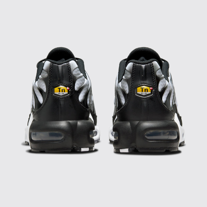 Nike Air Max Plus Black Metallic Silver White Sneaker – Rückansicht des Paares