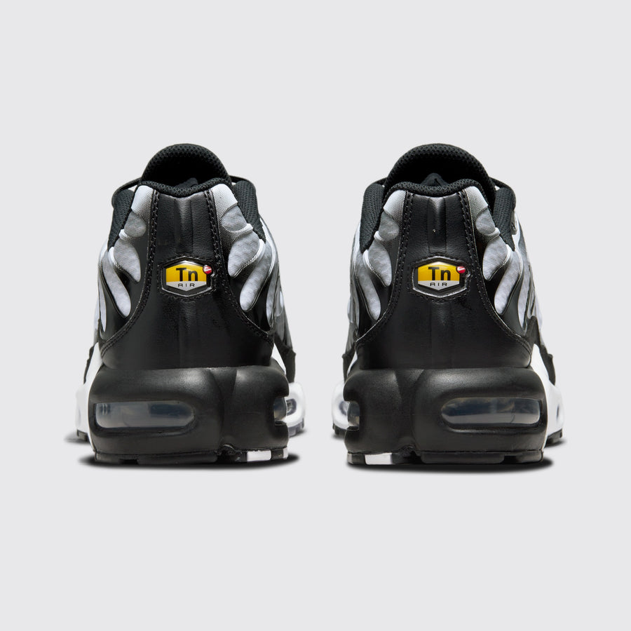 Nike Air Max Plus Black Metallic Silver White Sneaker – Rückansicht des Paares