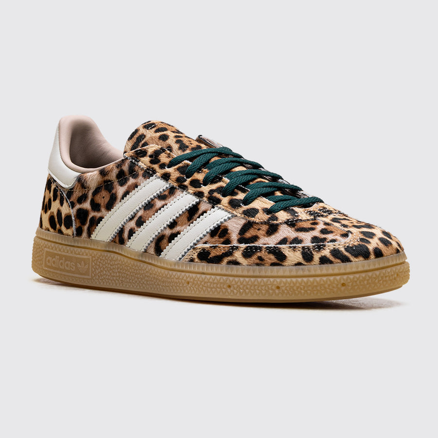 Adidas Handball Spezial Leopard Magic Beige de Mulher sapatilha – vista frontal a três quartos