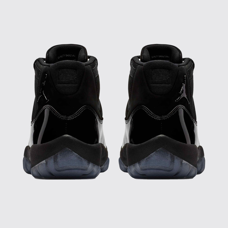 Air Jordan 11 Cap and Gown Sneaker – Rückansicht des Paares