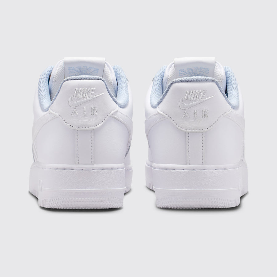 Nike Air Force 1 '07 LV8 White Metallic Silver zapatilla – vista trasera del par