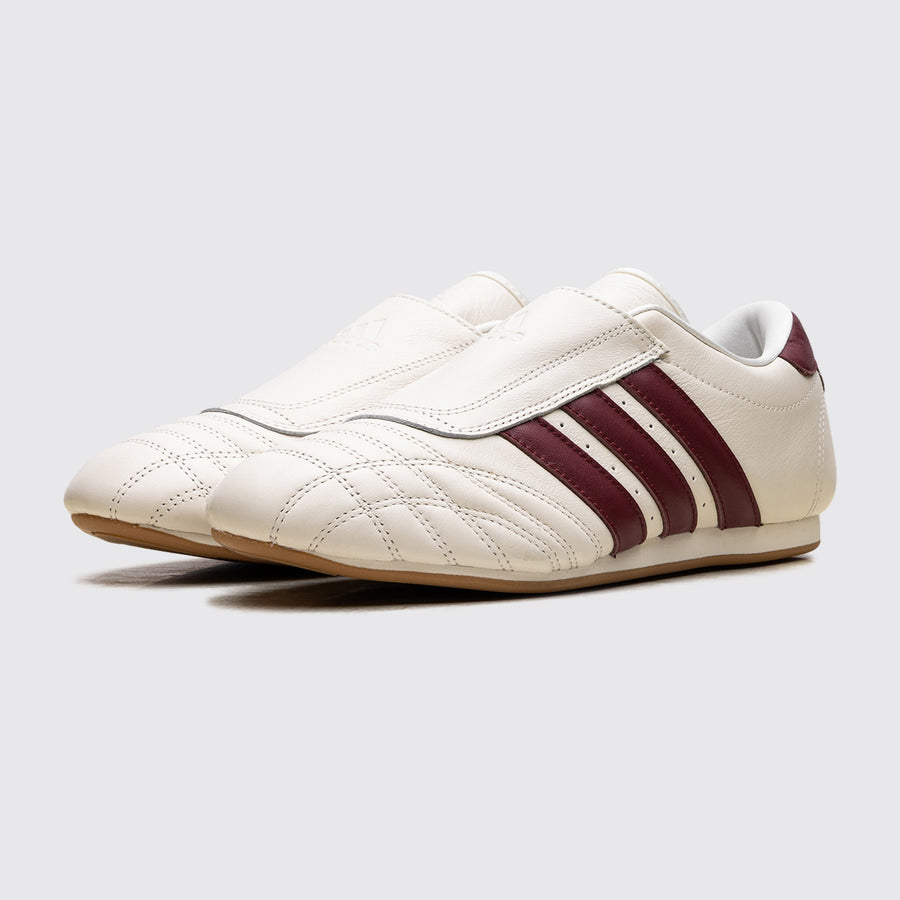 Adidas Taekwondo Off White Noble Maroon Damen Sneaker – Dreiviertelansicht des Paares