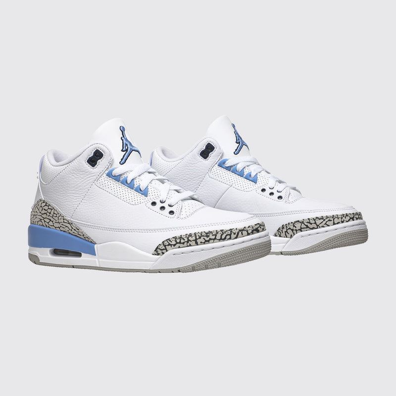 Air Jordan 3 UNC zapatilla – vista tres cuartos del par