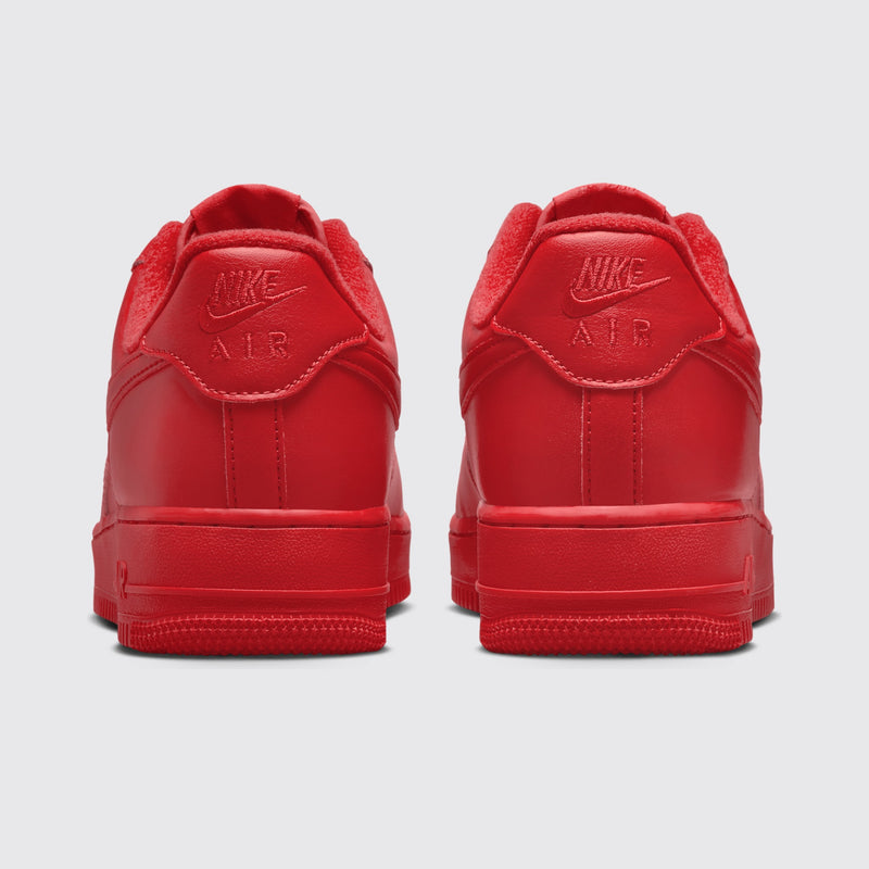 Nike Air Force 1 '07 LV8 Triple Red zapatilla – vista trasera del par
