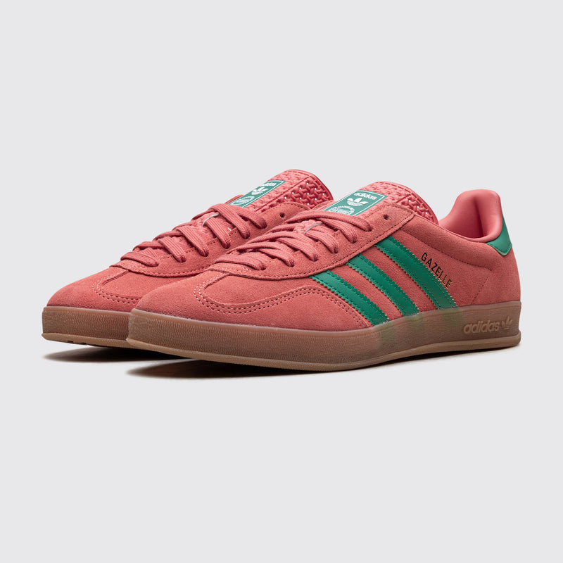 Adidas Gazelle Indoor Preloved Scarlet Court Green zapatilla – vista tres cuartos del par