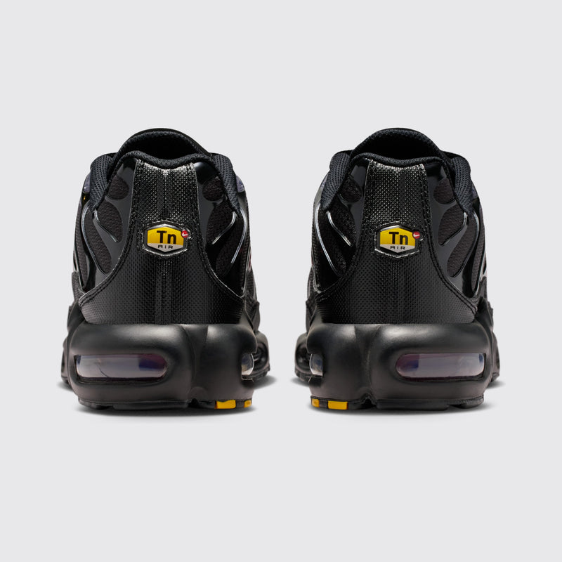 Nike Air Max Plus Black Pencil Point Team Crimson zapatilla – vista trasera del par