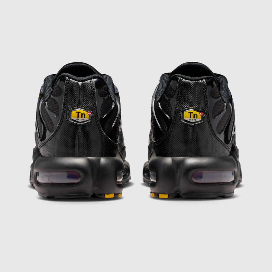 Nike Air Max Plus Black Pencil Point Team Crimson zapatilla – vista trasera del par