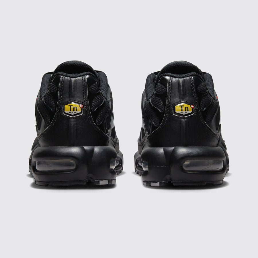 Nike Air Max Plus Multi Swoosh Black Crimson Sneaker – Rückansicht des Paares