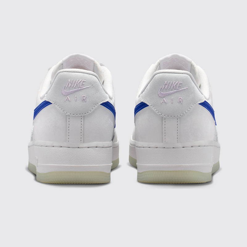 Nike Air Force 1 '07 LV8 Summit White Old Royal de Mujer zapatilla – vista trasera del par