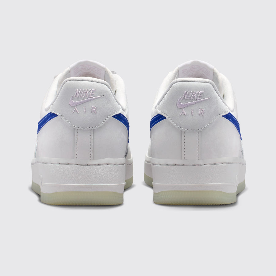 Nike Air Force 1 '07 LV8 Summit White Old Royal de Mujer zapatilla – vista trasera del par