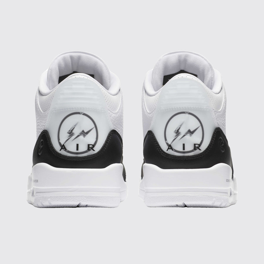 Fragment x Air Jordan 3 White sapatilha – vista traseira do par