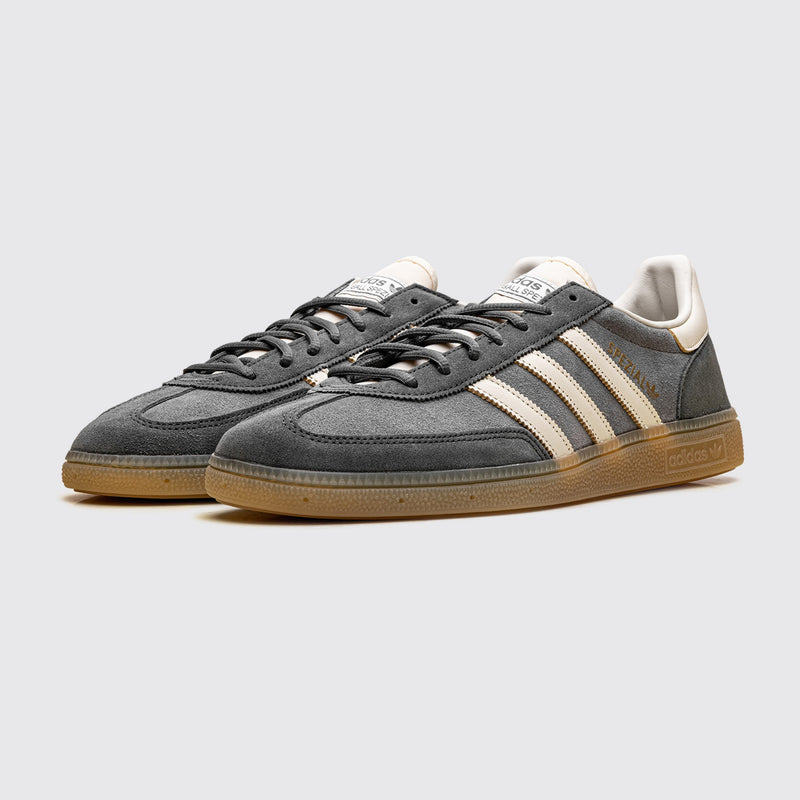 Adidas Handball Spezial Grey Four Off White Sneaker – Dreiviertelansicht des Paares