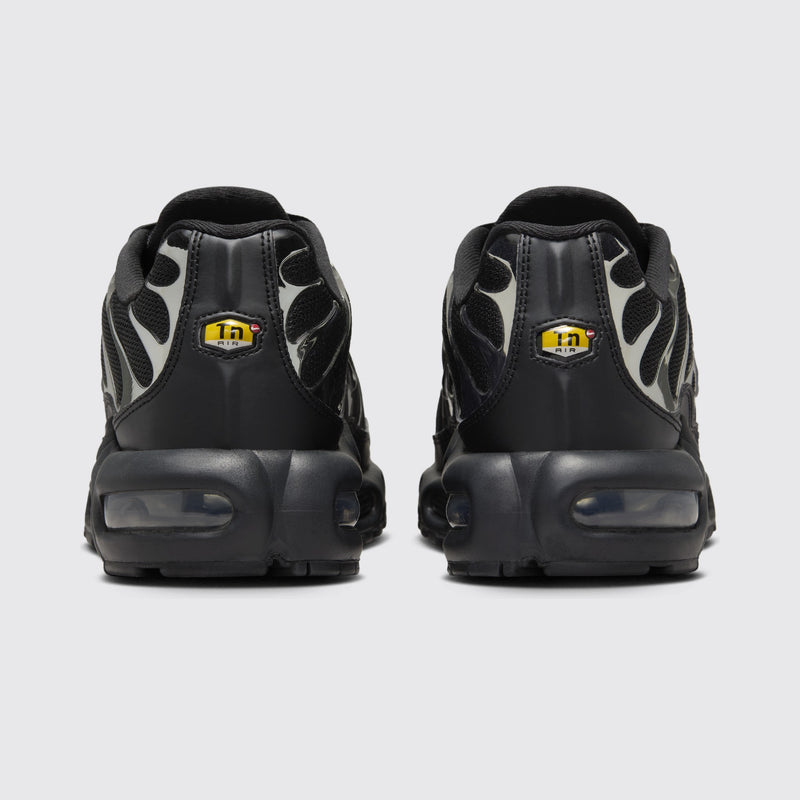 Nike Air Max Plus SE Black Metallic Silver Damen Sneaker – Rückansicht des Paares