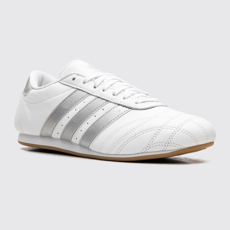 Adidas Taekwondo Lace Cloud White Silver Metallic de Mulher sapatilha – vista frontal a três quartos